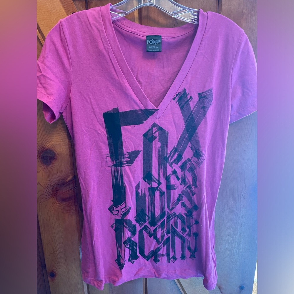 Fox women’s v-neck t-shirt. Medium. Hot pink. New with tags